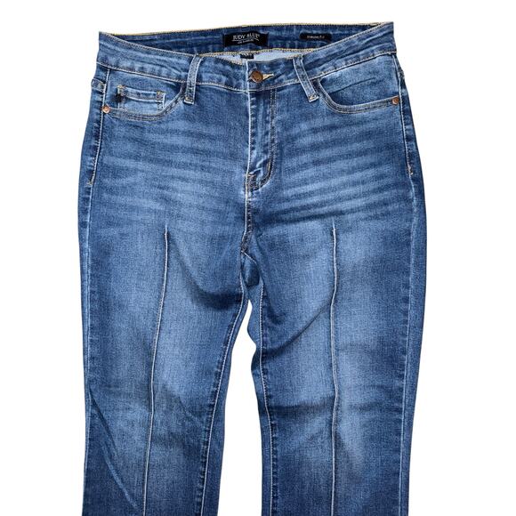 Judy Blue Straight Leg Cropped Mid Rise Jean
Size 11/30 - Picture 4 of 7
